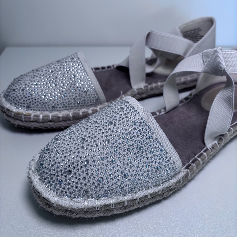 Kenneth Cole Reaction Luna Silver Rhinestone Espadrille Flat Sandal Size 10 NWOB - Picture 2 of 12